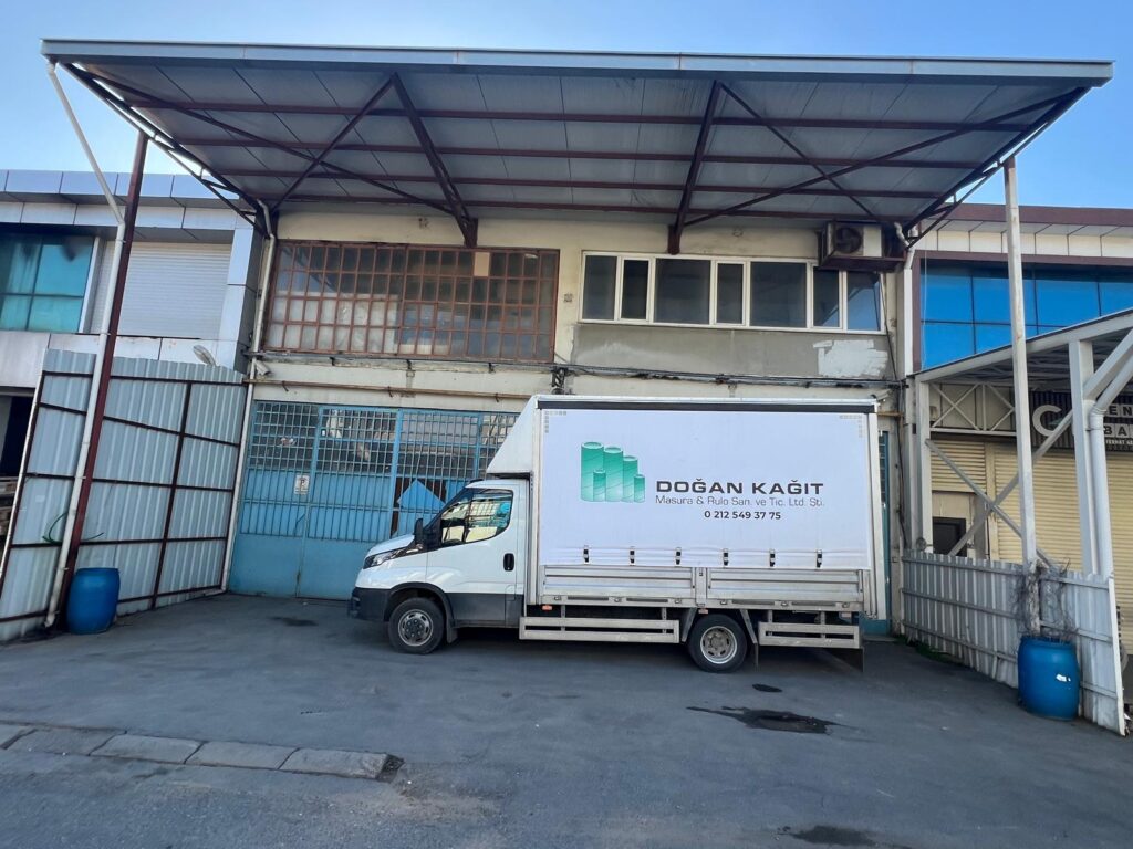 Doğan Kağıt'ın İkitelli OSB'deki üretim tesisi ve sevkiyat aracı